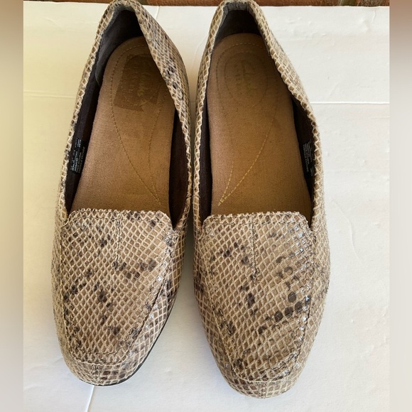 Clark’s Artisan Loafers Snakeskin Beige Brown 7M Flat Shoes - Picture 1 of 9